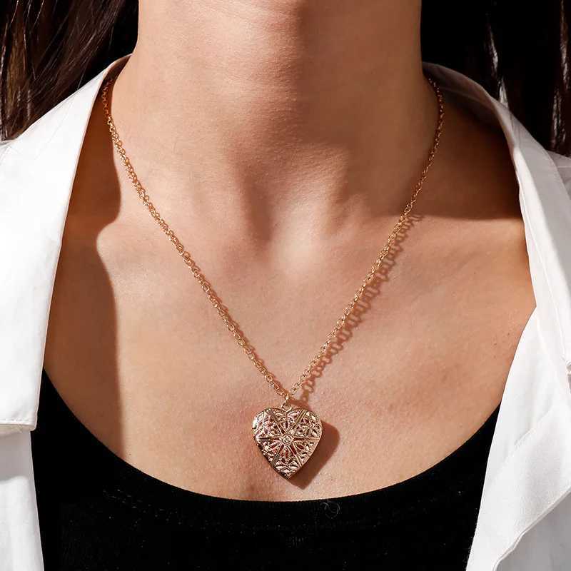 Sweet Peach Heart Chain Necklace for Women Hollow Engraved Opening and Closing Heart Shed Photo Box Pendant Collar W250616