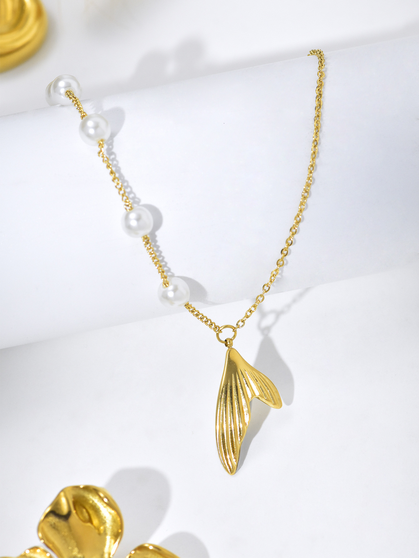 Light Style Pearl Fish Tail Necklace for Women Design High-end Titanium Steel Non-fading Jewelry