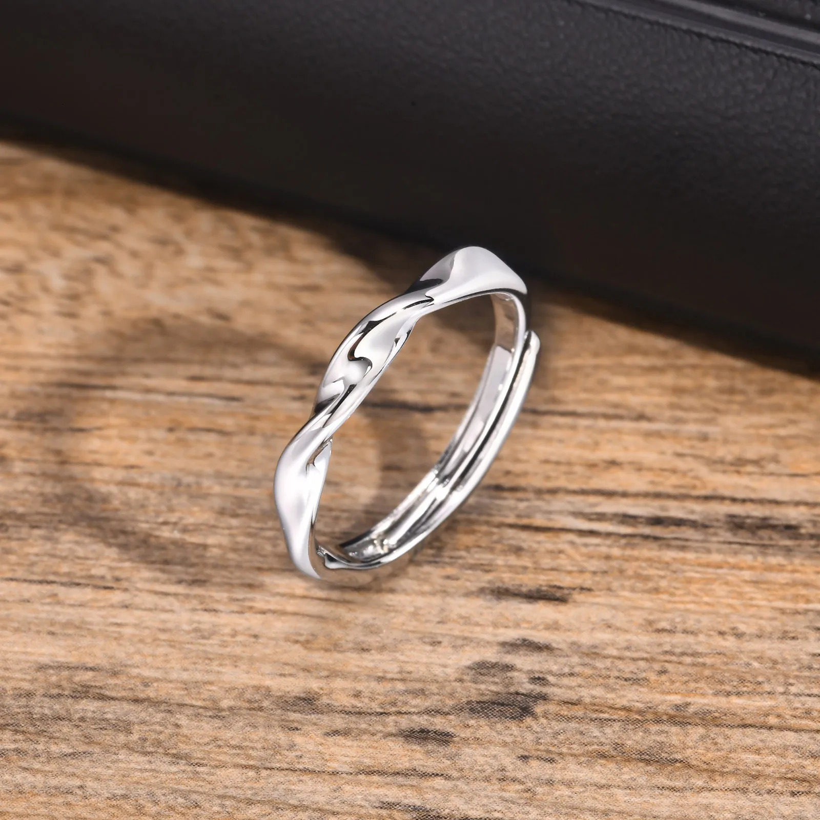 Mens Simple Twisted RingsAdjustable Metal Minimalist Wedding Ring Mobius RingsThin Classic Polished Unisex Ring 250610
