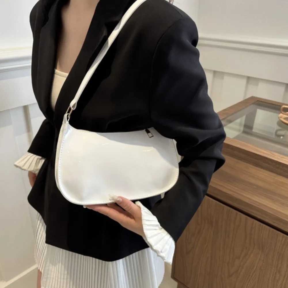 2024 Womens Patent Leather Handbag Versatile Fashion Shoulder Bag Casual Commuting Bag Girl Brand Designer Zipper Small HandbagXJ2520616
