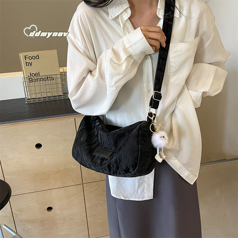 New Style Single Shoulder for Women, Simple and Versatile, Large Capacity, Water-Resistant, Light Luxury, Fashionable Trendy Commuter Crossbody Bag dd
