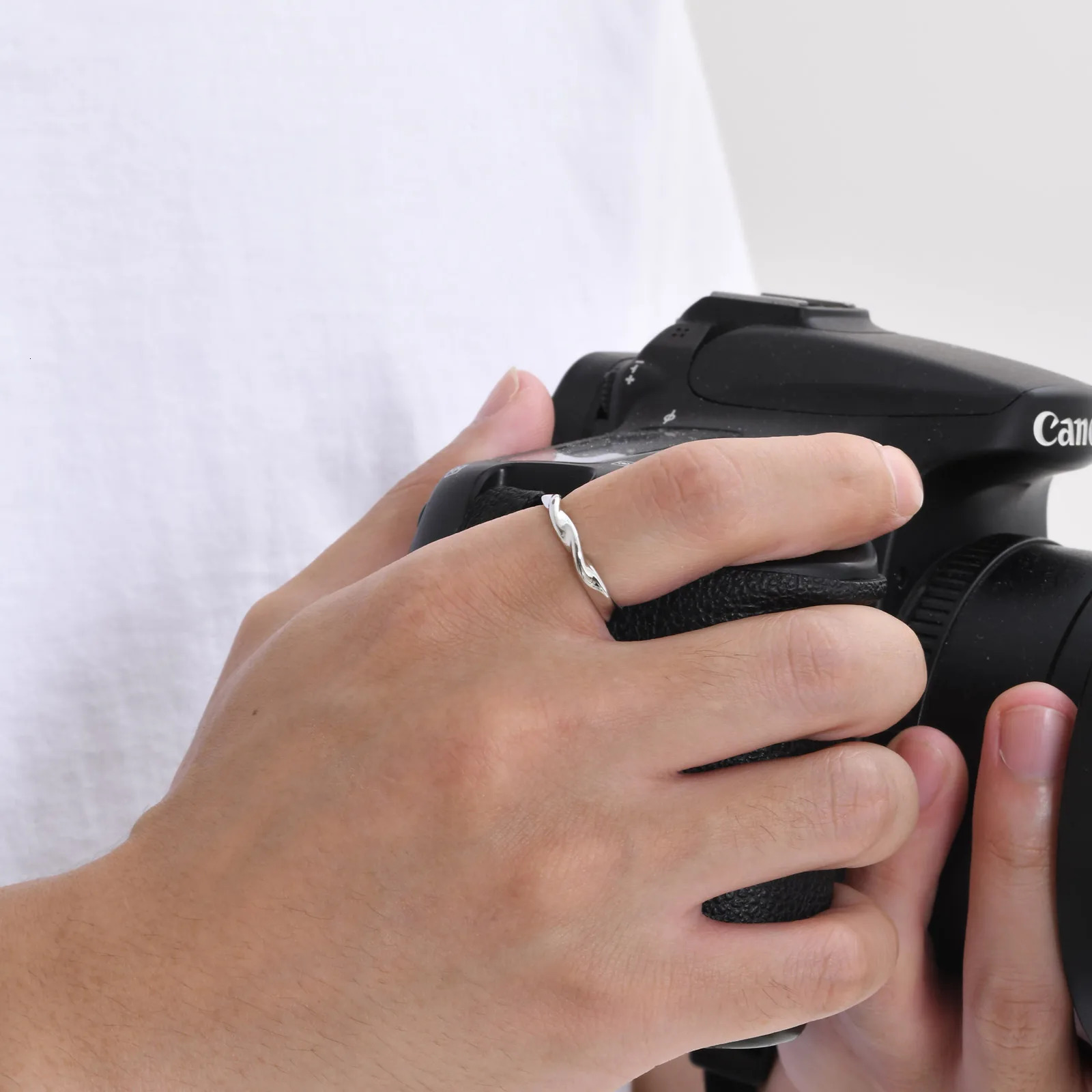 Mens Simple Twisted RingsAdjustable Metal Minimalist Wedding Ring Mobius RingsThin Classic Polished Unisex Ring 250610