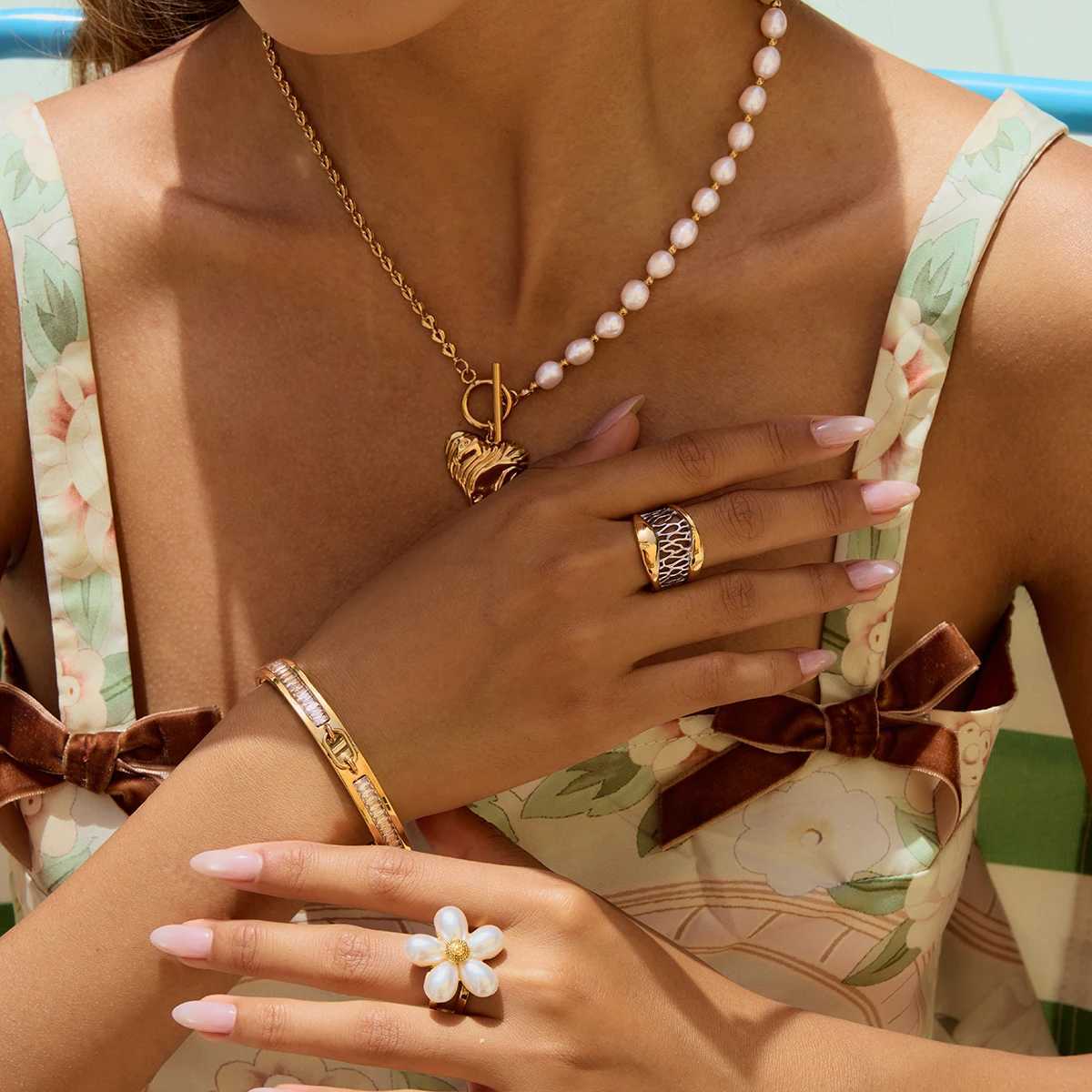 Youthway Zirconia Round Metal Bangle Stainless Steel Wrist Jewelry New Waterproof Trendy Bangle Wholesale Z250616