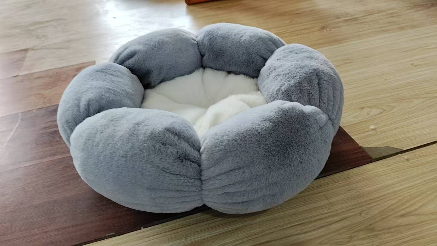 Soft Cozy Petal-Shaped Plush Cat Bed for Comfortable Naps