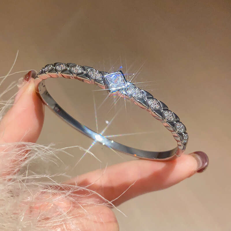 Luxury Jewelry Designer Bracelet Real Gold Plated 5A Grade Zircon Rhombus Bracelet Niche Hand Ring Light High-end Sense Temperament Jewelry for Women