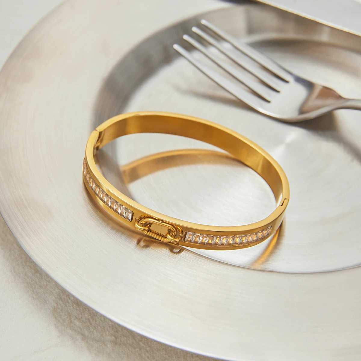 Youthway Zirconia Round Metal Bangle Stainless Steel Wrist Jewelry New Waterproof Trendy Bangle Wholesale Z250616