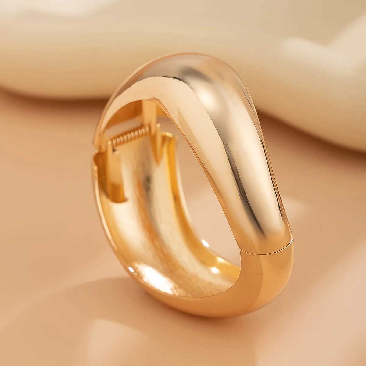 Vintage Gold Color Hip Hop Metal Irregular Spring Bangles Punk Wide Cuff Geometric Couple Women Men Emo Party Jewelry Z250616