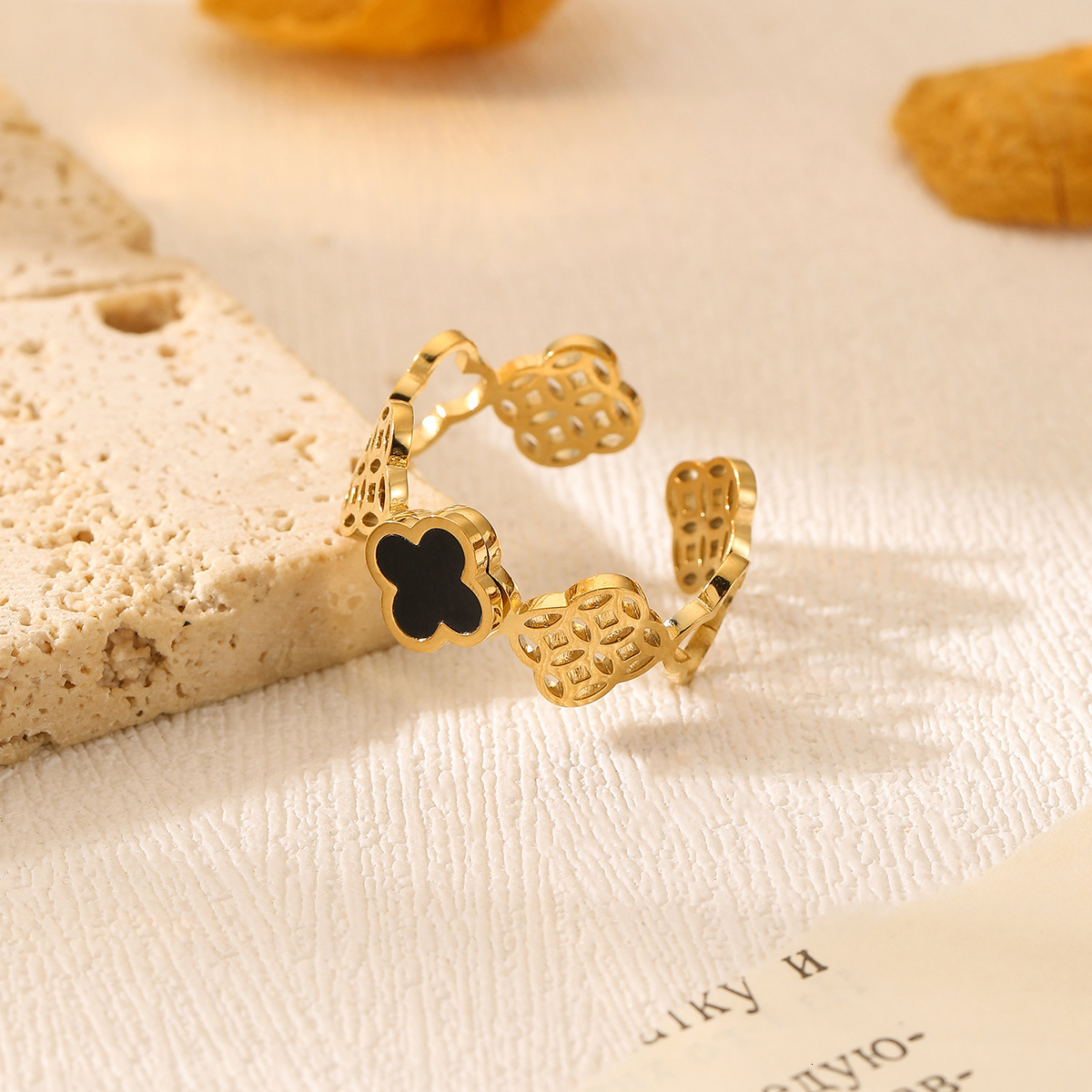 Fashion Light Luxury Style Personality Black Mother-of-Pearl Hollow Flower Open for Women High-End Sense Ring