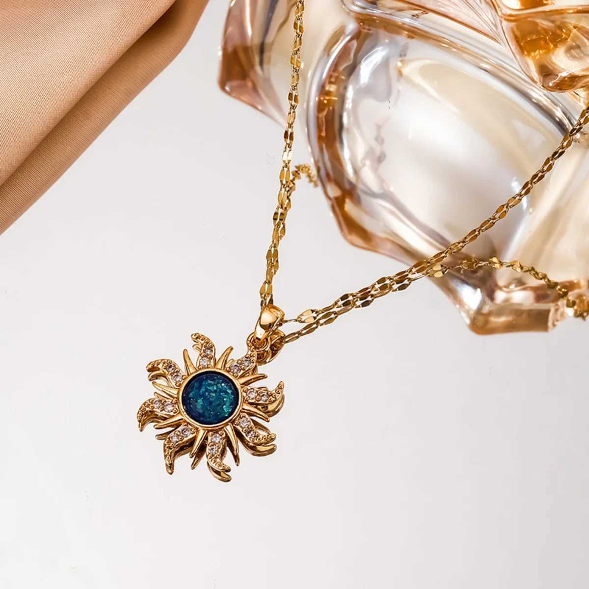 Exquisite Stainless Steel Sun Pendant Necklace For Women Men Classic Blue Sun Shed Clavicle Chain Versatile Jewelry W250616