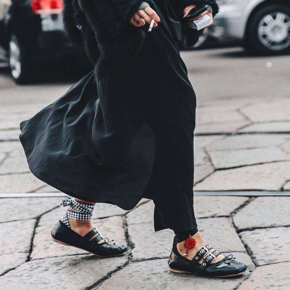 2025 Brand Designer Ankle Strap Ballet Flats Buckles Silk Ballerina Shoes Woman Cross Strappy Satin Bowknot Mary Janes