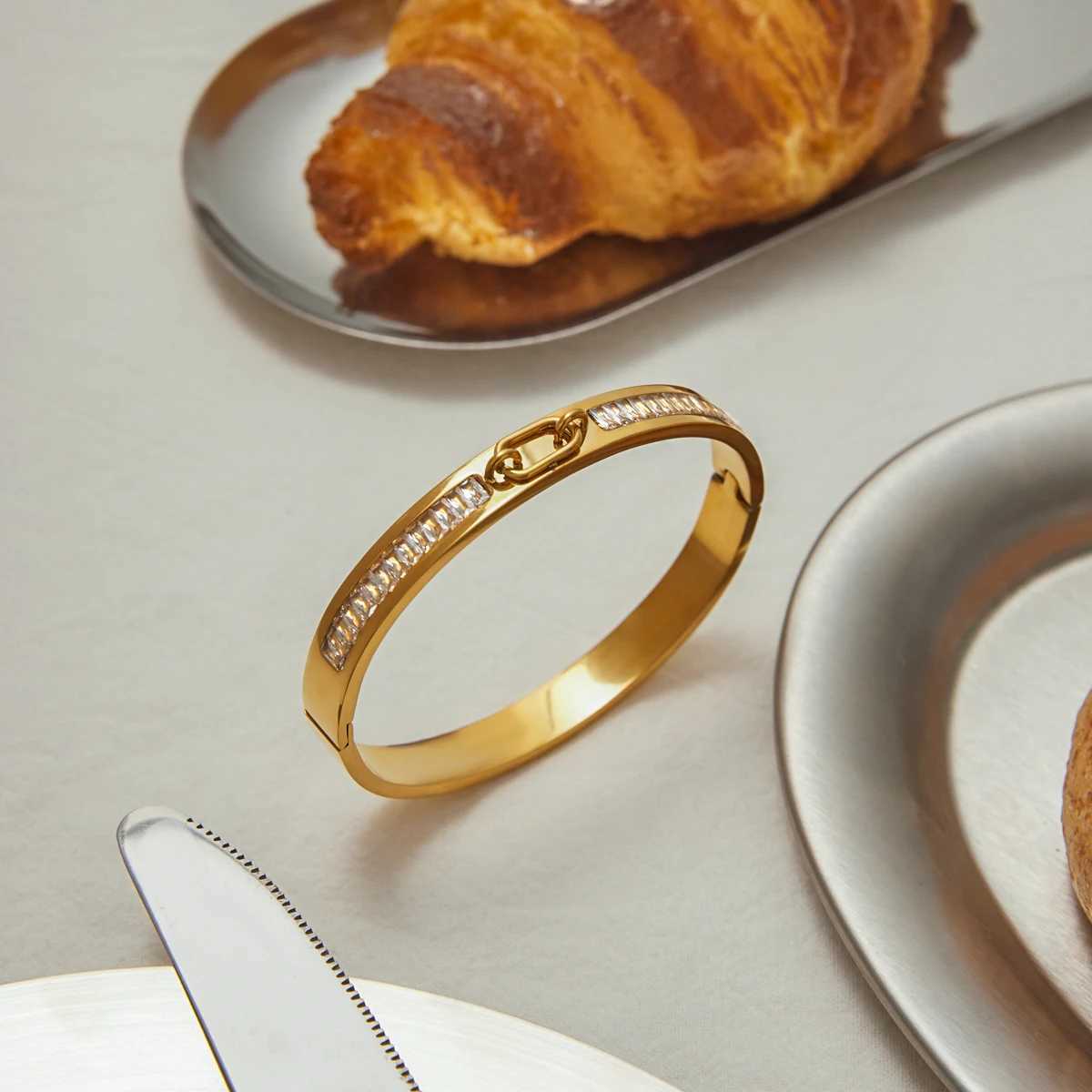 Youthway Zirconia Round Metal Bangle Stainless Steel Wrist Jewelry New Waterproof Trendy Bangle Wholesale Z250616