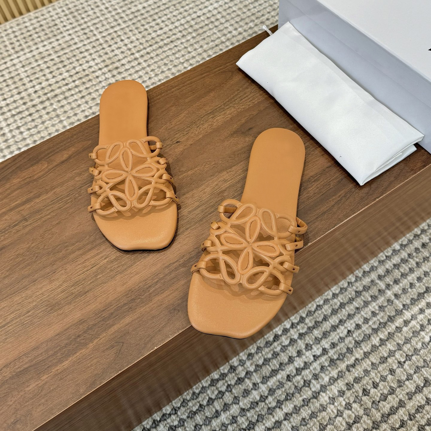 Designer sandals sliders men and women slippers niche platform fashion sandals ocean and beach vacation and travel slippers for daily wear