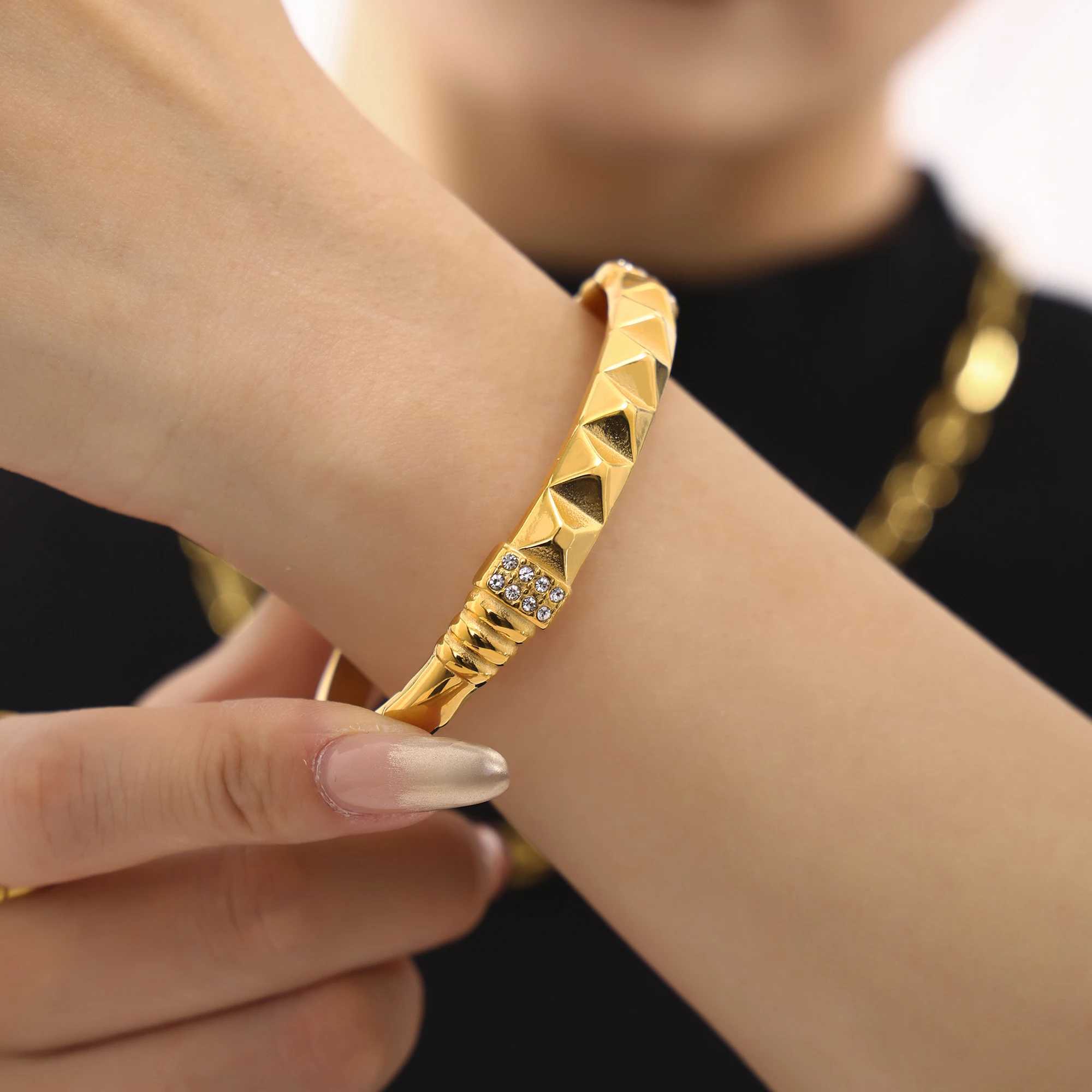 Trendy Stainless Steel Bangle For Women 18k Gold Plated Openable Cuff Carving Style Jewelry Gift Z250616