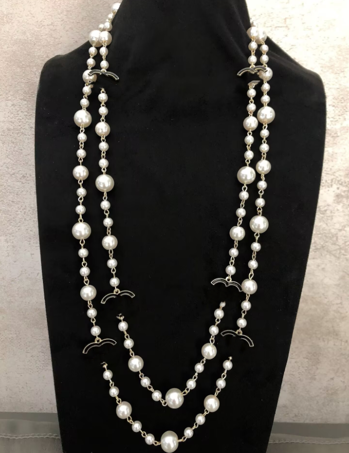 Pendant Necklaces Coco French style pearl Necklaces Designer Sweater Chain Elegant Long Pearls Necklace with Diamonds Weddings Banquets upscale Jewelry Pendant