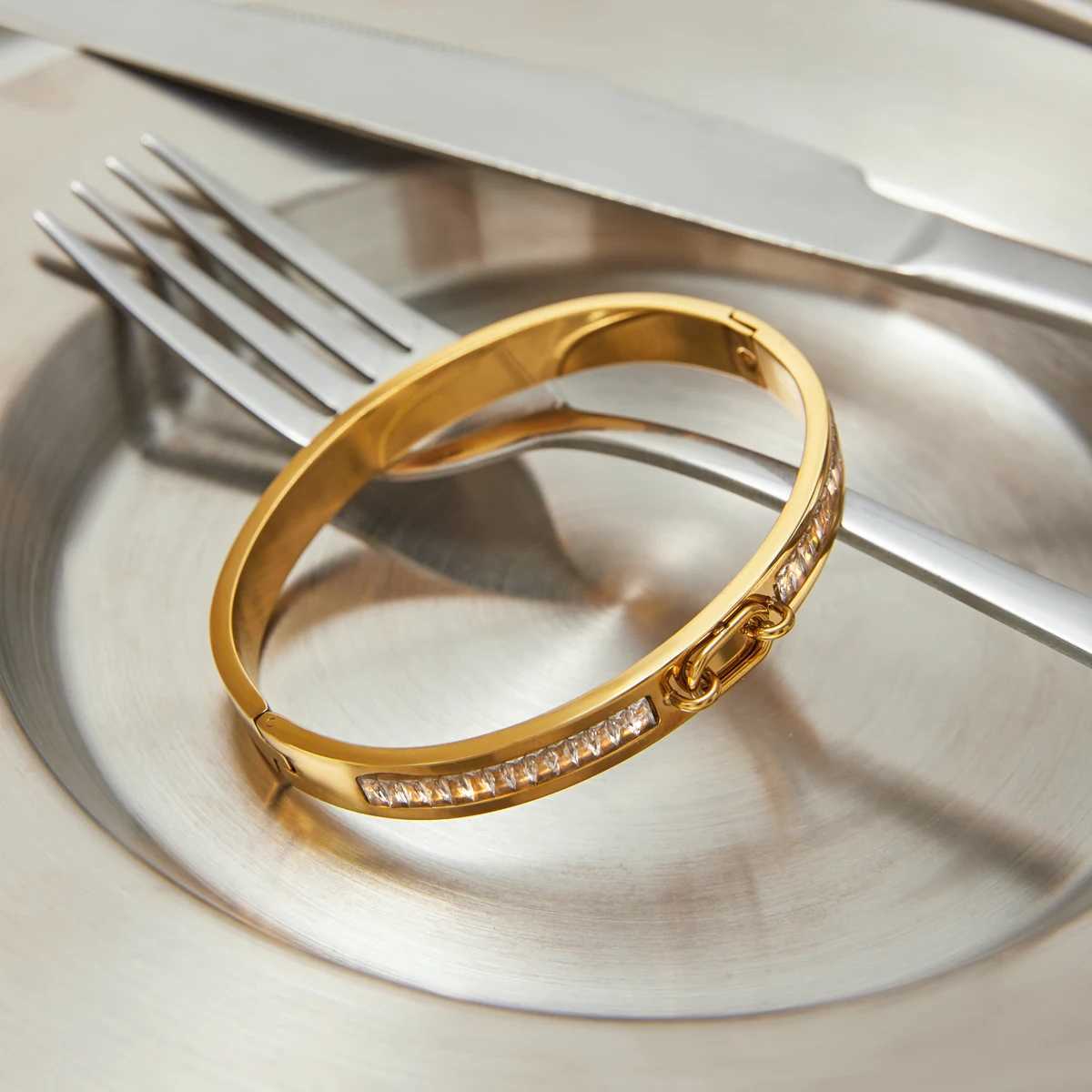 Youthway Zirconia Round Metal Bangle Stainless Steel Wrist Jewelry New Waterproof Trendy Bangle Wholesale Z250616