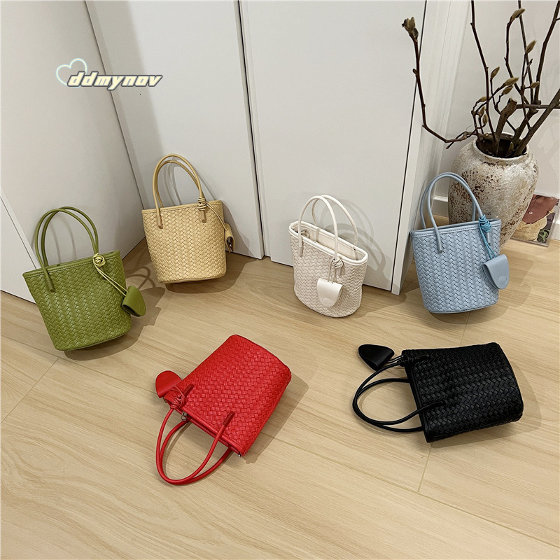 This Season 2025 New Fashion Woven Handbag Small Bucket Textured Shoulder Crossbody Women's Bag ddmynov