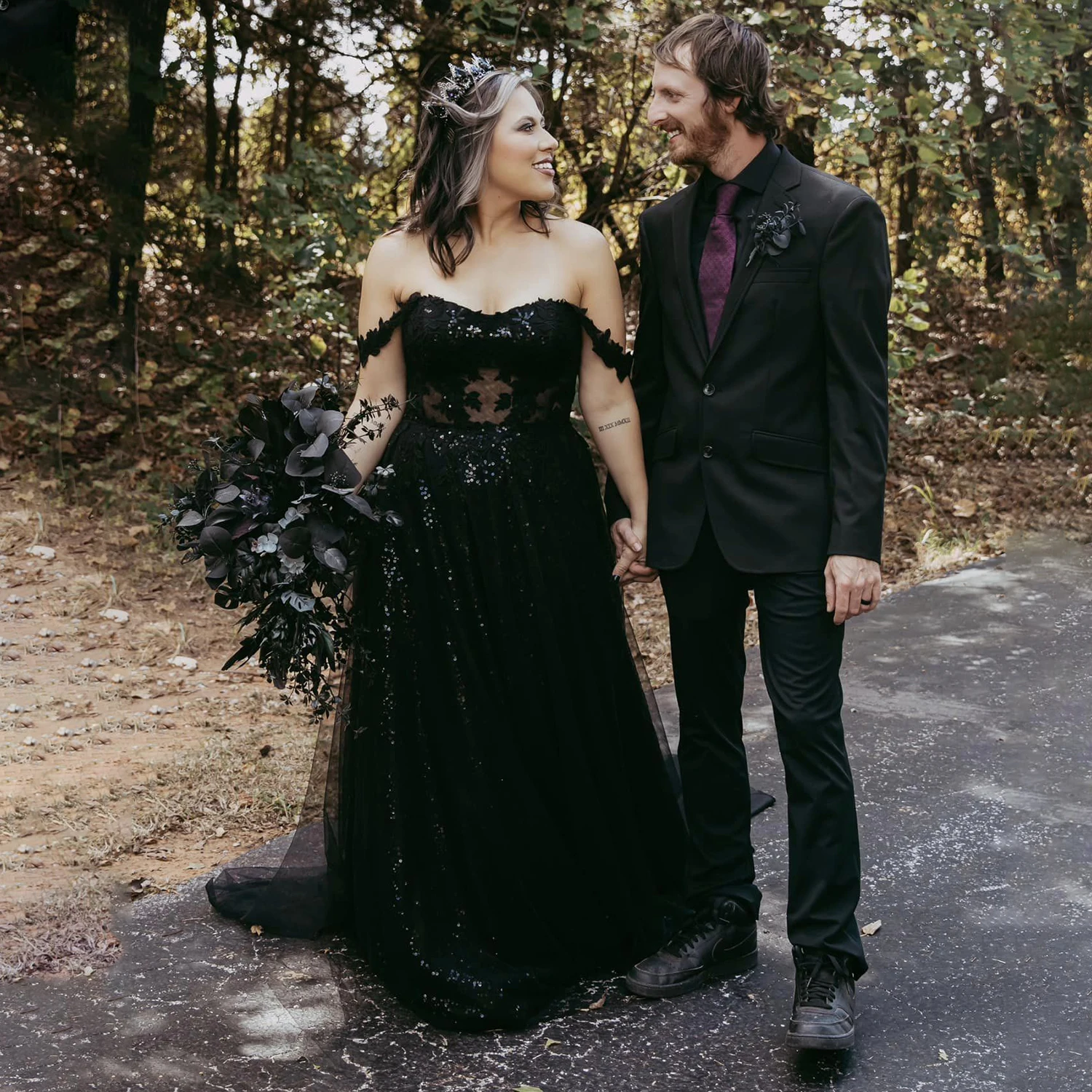 Black Sequined Gothic Wedding Dress Off-Shoulder Lace Appliques A-Line Long Bridal Gown Sweetheart Sleeveless Garden Vestido De Novia