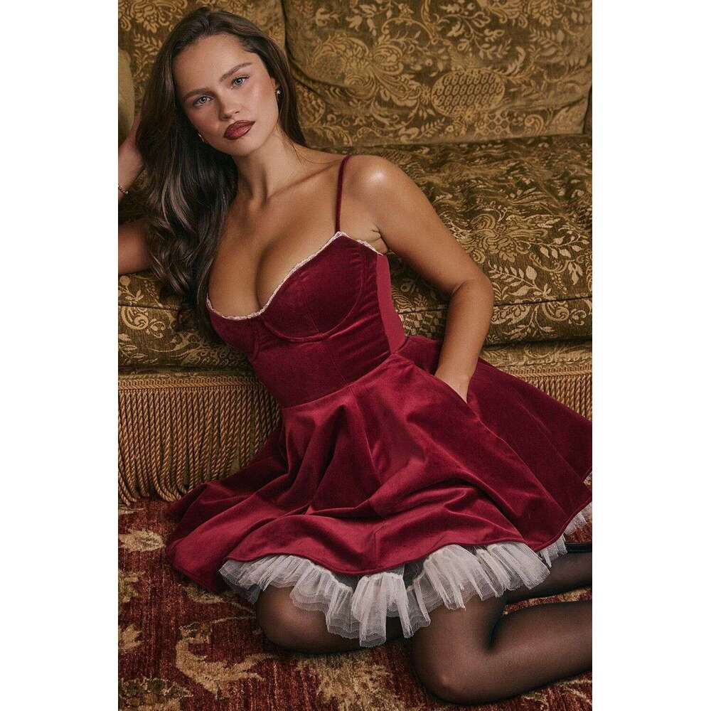 Christmas Hong Kong Style Retro Brightening Spicy Girl Outfit Women's Dress Strap Waist Princess Gown Puffy 2025 New Elegant Unique Clothing