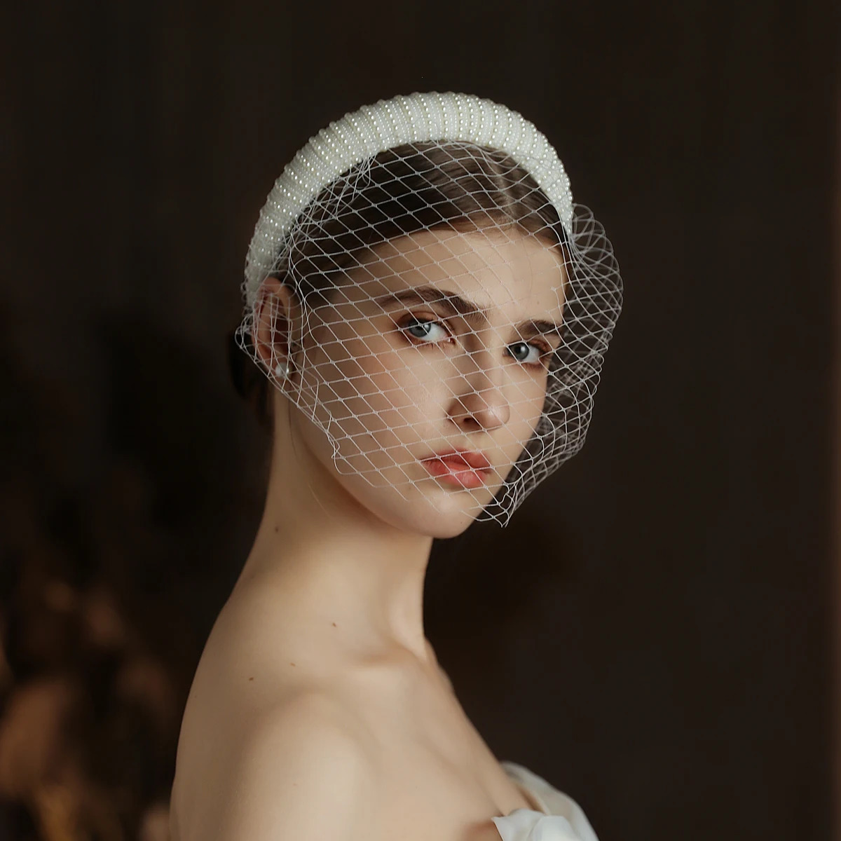 2 in 1 Wedding Bridal Cage Veil Fishing Net Mesh White Short Brides Blusher Veil with Elegant Pearls Hair Hoop V320 250610