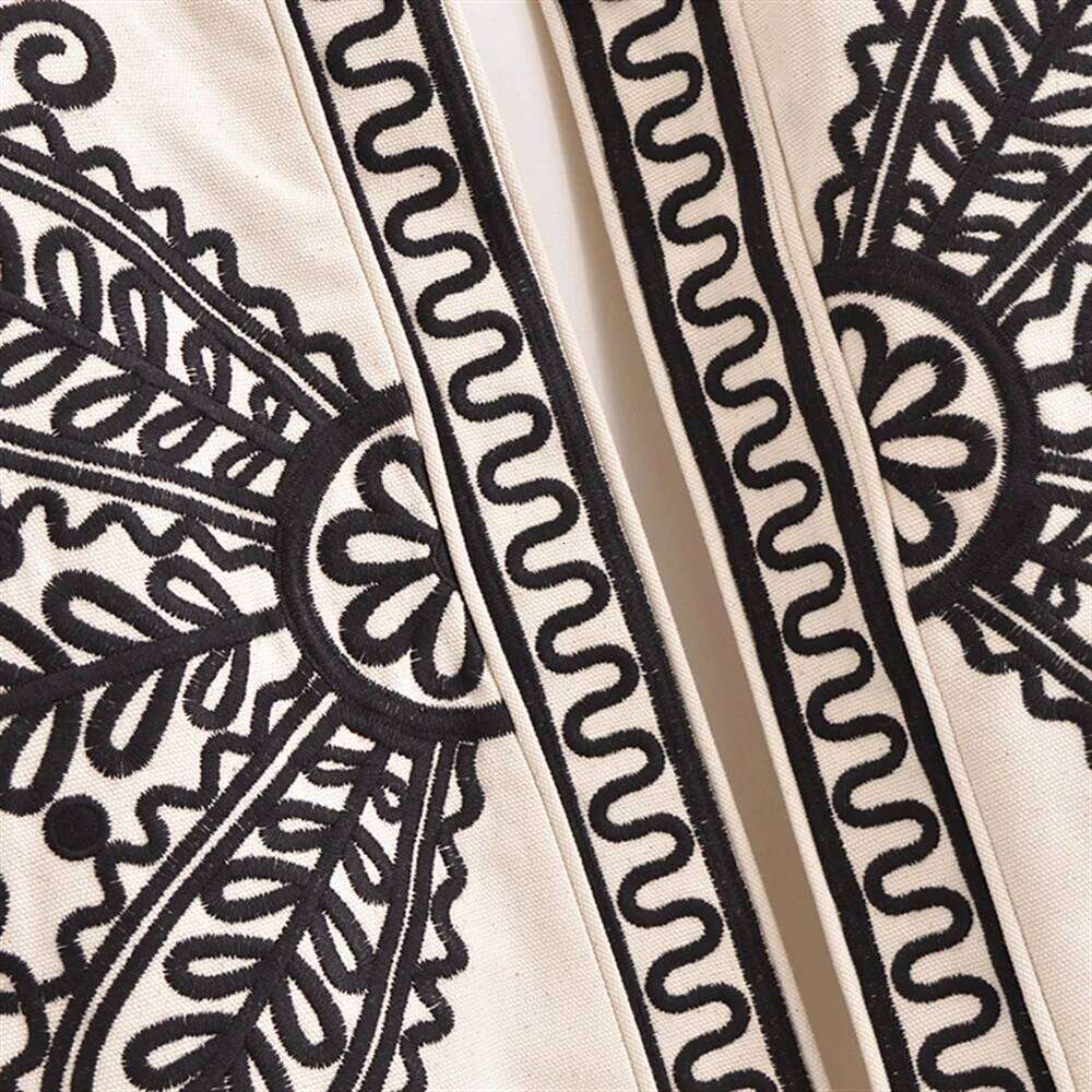 2025 Winter New Women's Clothing Style Simple And Versatile Loose Embroidered Design Long Sleeve Round Neck Short Coat