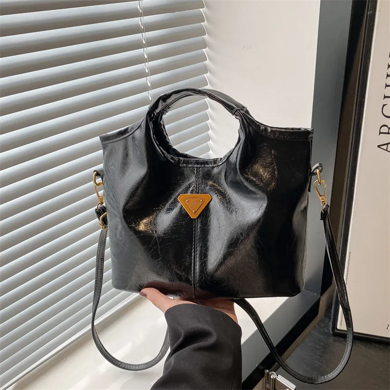 Designer Bag Women's Mini Tote Bucket Bag New Shoulder Bag Fashionable Simple Fashion Bag Commuting Single Shoulder Crossbody Bag 2025