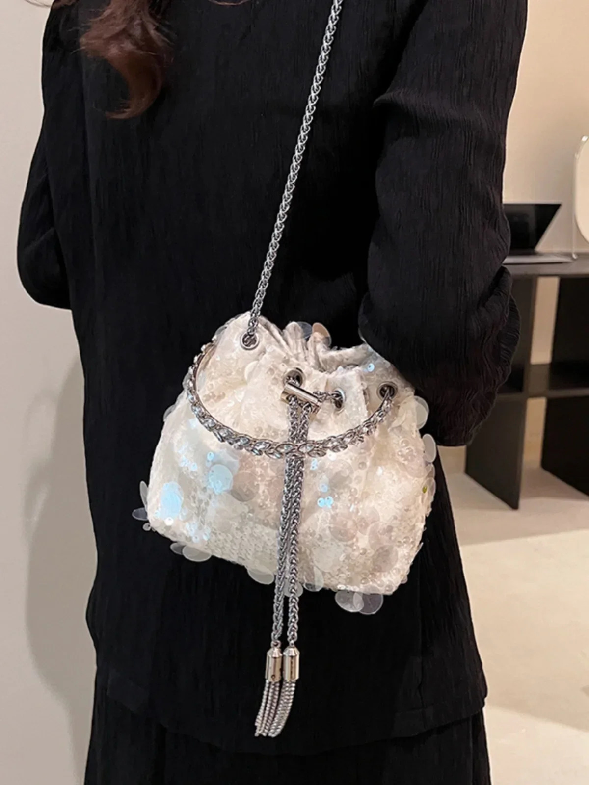 Womens Bag Light Luxury Sequin Chain Tassel Bucket Handbags Temperament Versatile Single Shoulder Crossbody Bags Birthday Gift 250614