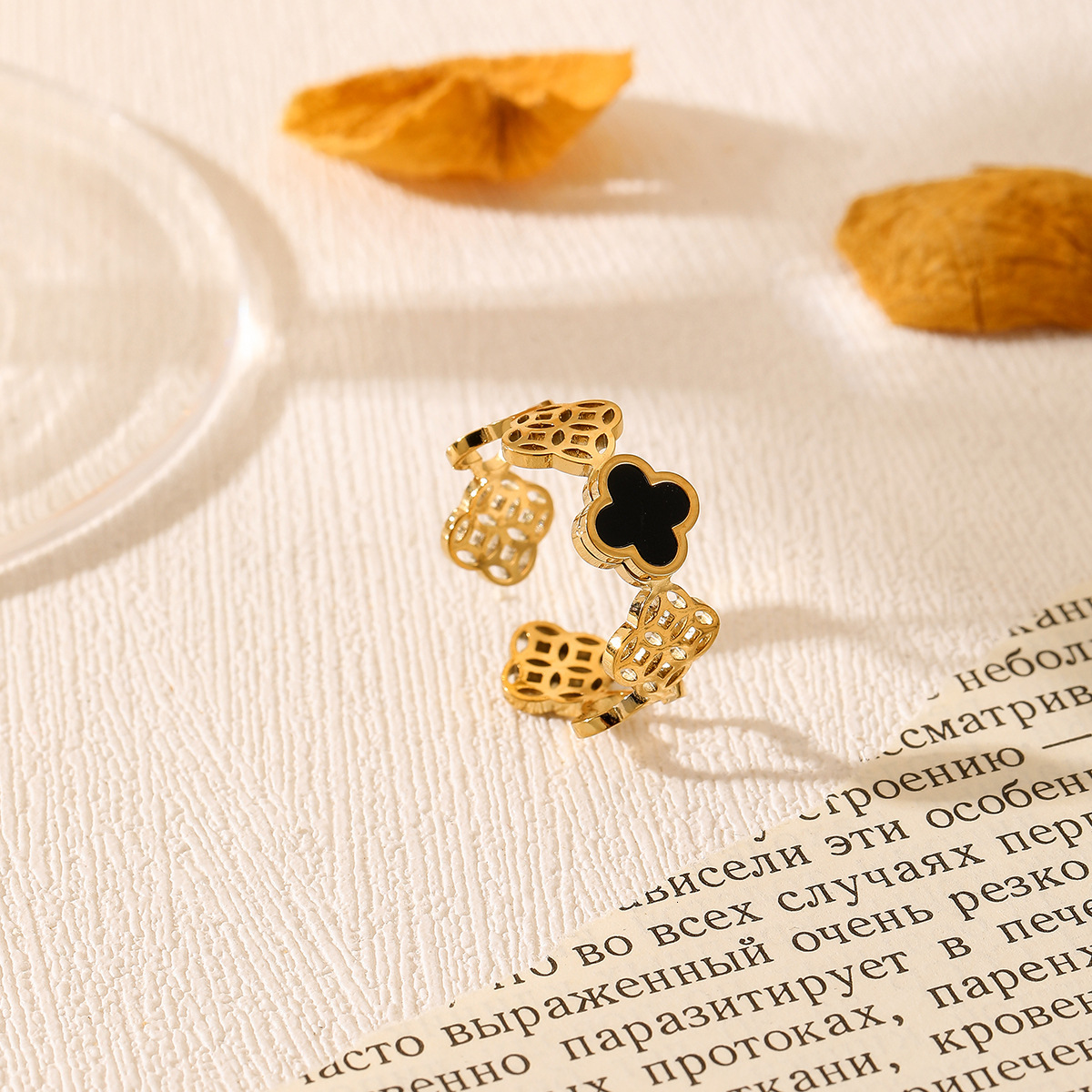 Fashion Light Luxury Style Personality Black Mother-of-Pearl Hollow Flower Open for Women High-End Sense Ring