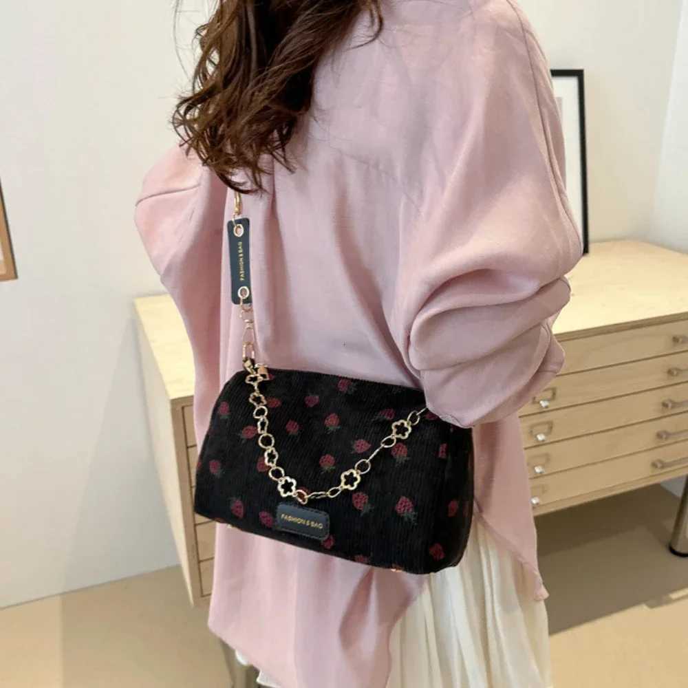 Retro Classic Women Shoulder Bags Strawberry Printed Lady Crossbody Bags Corduroy Ins Style Sweet Underarm Bag Girl Handbags XJ2520616