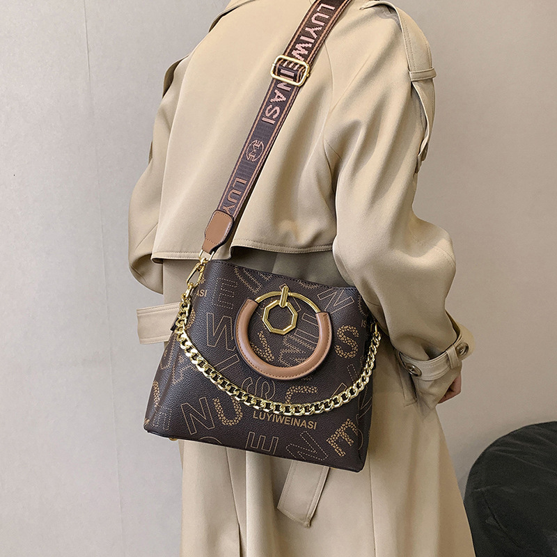 designer High-end Fashion Wide Strap Handheld Bucket Bag for Women 2025 New Vintage Print Shoulder Bag Crossbody Bag for Women