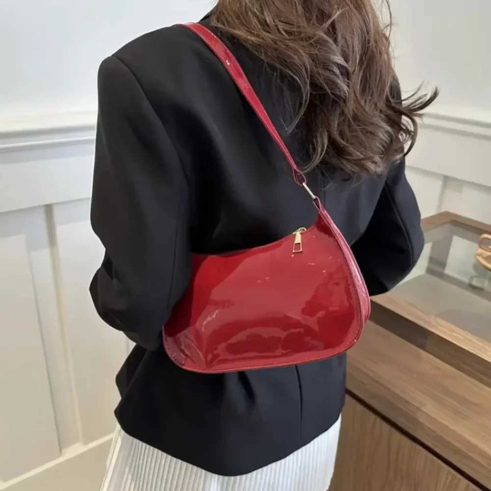 2024 Womens Patent Leather Handbag Versatile Fashion Shoulder Bag Casual Commuting Bag Girl Brand Designer Zipper Small HandbagXJ2520616