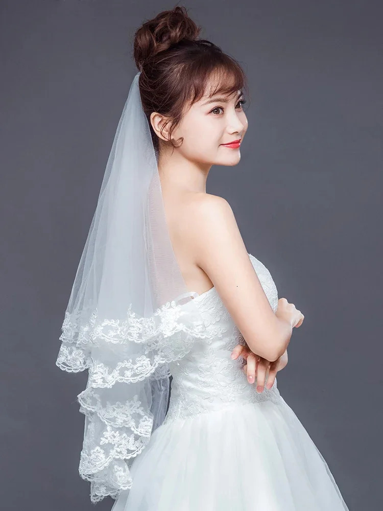 White Two Layers Bride Wedding Veils Lace Edge Sexy Short Waist Length Wedding Veil with Comb Dress Veil for Bride 250610