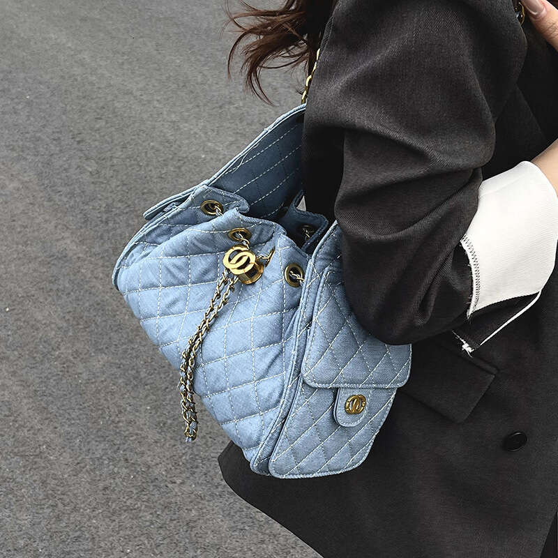 High-End Commuter Shoulder Underarm for Women 2025 New Large Capacity Quilted Bucket Fashion Tote Bag