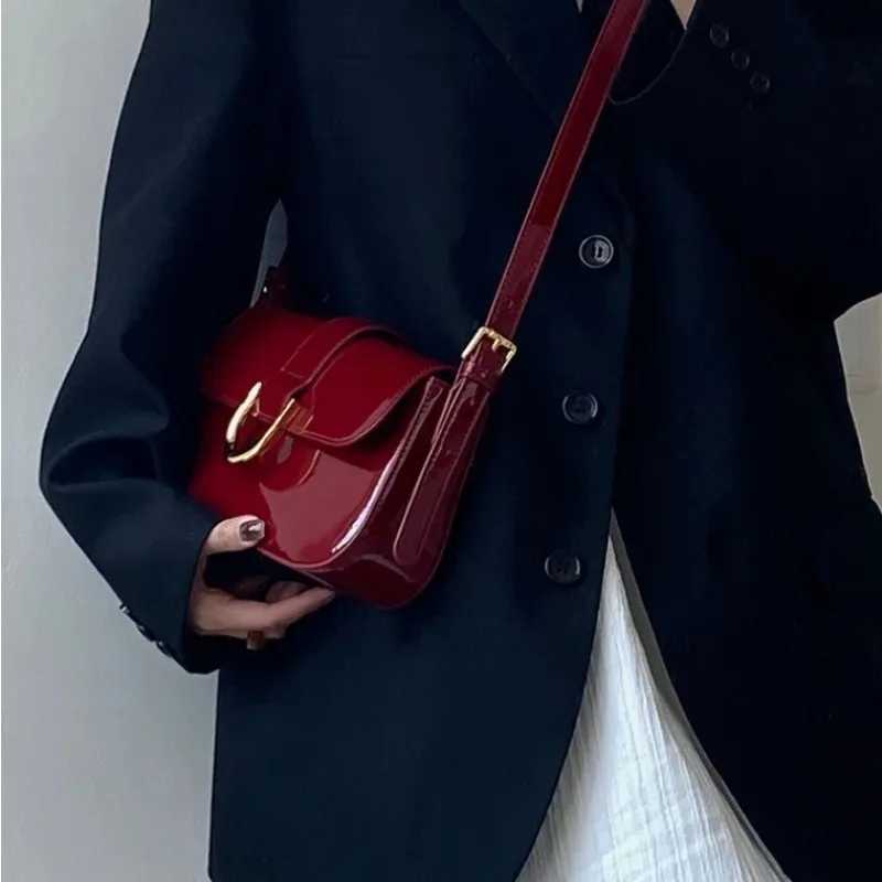 Classic PU Leather Horseshoe Buckle Casual Crossbody Bag Solid Color Small Shoulder Bag with Zipper Closure Women Clutch Purse XJ2520616