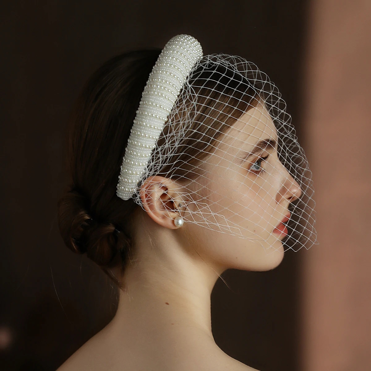 2 in 1 Wedding Bridal Cage Veil Fishing Net Mesh White Short Brides Blusher Veil with Elegant Pearls Hair Hoop V320 250610
