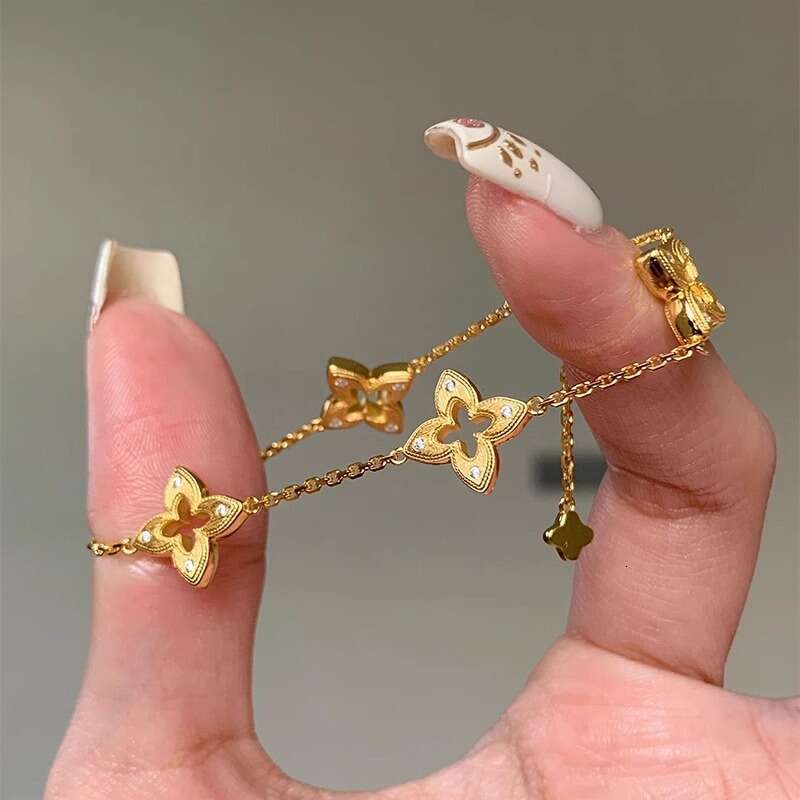 Luxury Jewelry Designer bracelet necklace set Exquisite Hollow Brushed Four Leaf Clover Bracelet for Women Fashionable Elegant Versatile High-End Clav