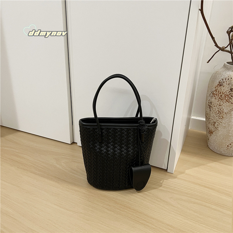 This Season 2025 New Fashion Woven Handbag Small Bucket Textured Shoulder Crossbody Women's Bag ddmynov