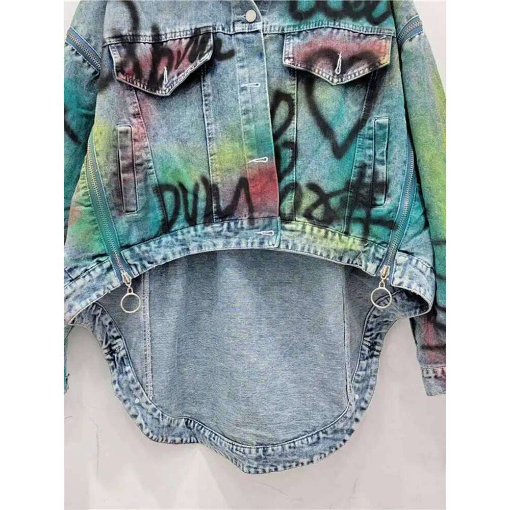 DEAT Women Denim Coat Loose Patchwork Zippers Letters Graffiti Contrast Color Irregular Jackets 2024 Summer New Fashion 33A1421