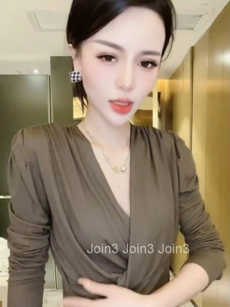 V Neck Tshirt 2025 Women Brown Woman T-shirt Slim Sexy Top for One Piece Kpop New Clothing in Goth Causal Sale with Sleeves Tee