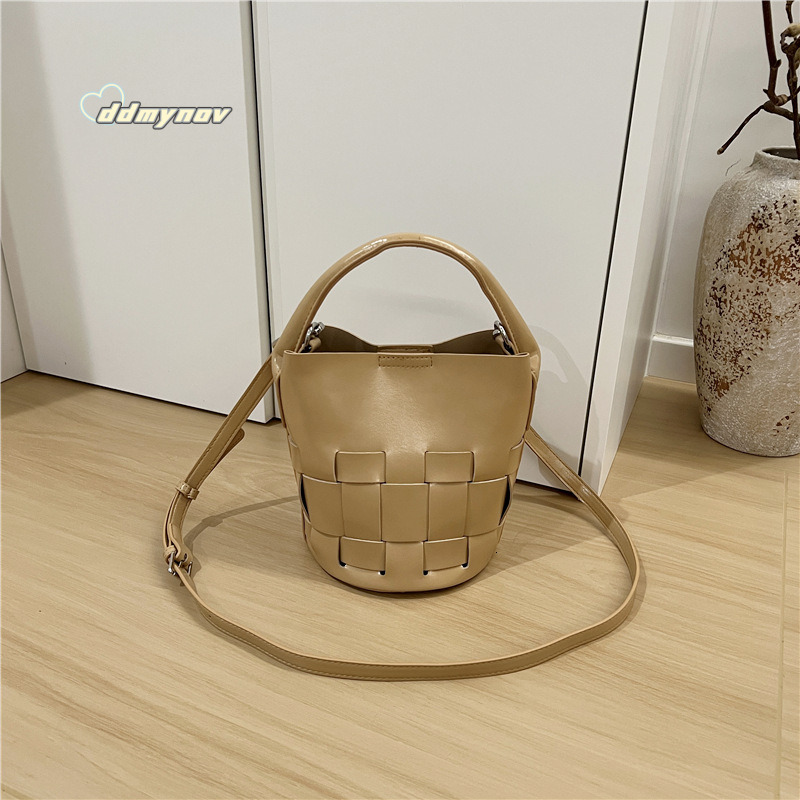 This Season 2025 New Textured Niche Woven Bucket Handheld Versatile Shoulder Crossbody Bag ddmynov