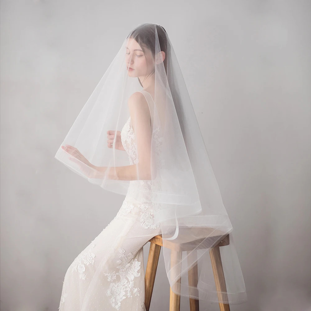V609 Elegant Bridal White Veil for Wedding Dress One-Layer Tulle Pencil Edge Brides Fingertip Veil with Hair Comb 250610