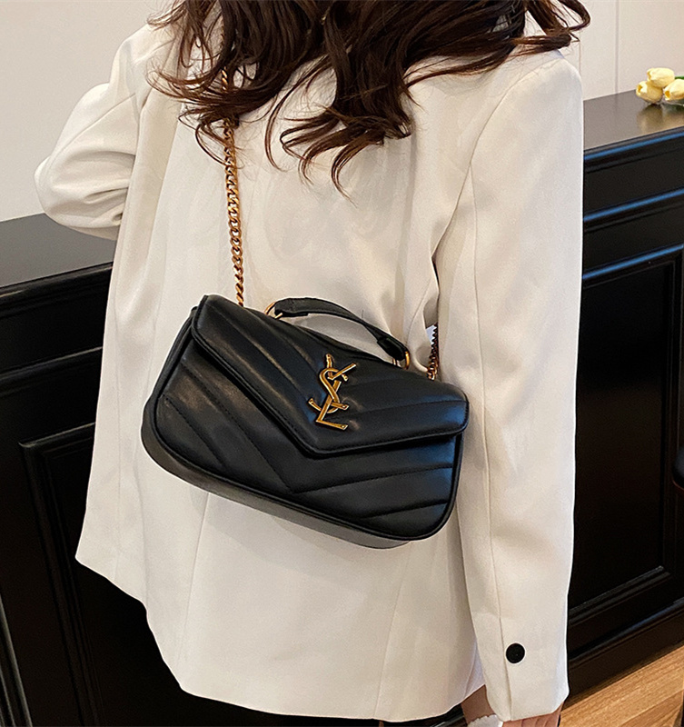 Free shipping designer 2025 new Korean version high-end embroidery thread diamond grid fashion envelope bag cloud bag chain bar single shoulder black 