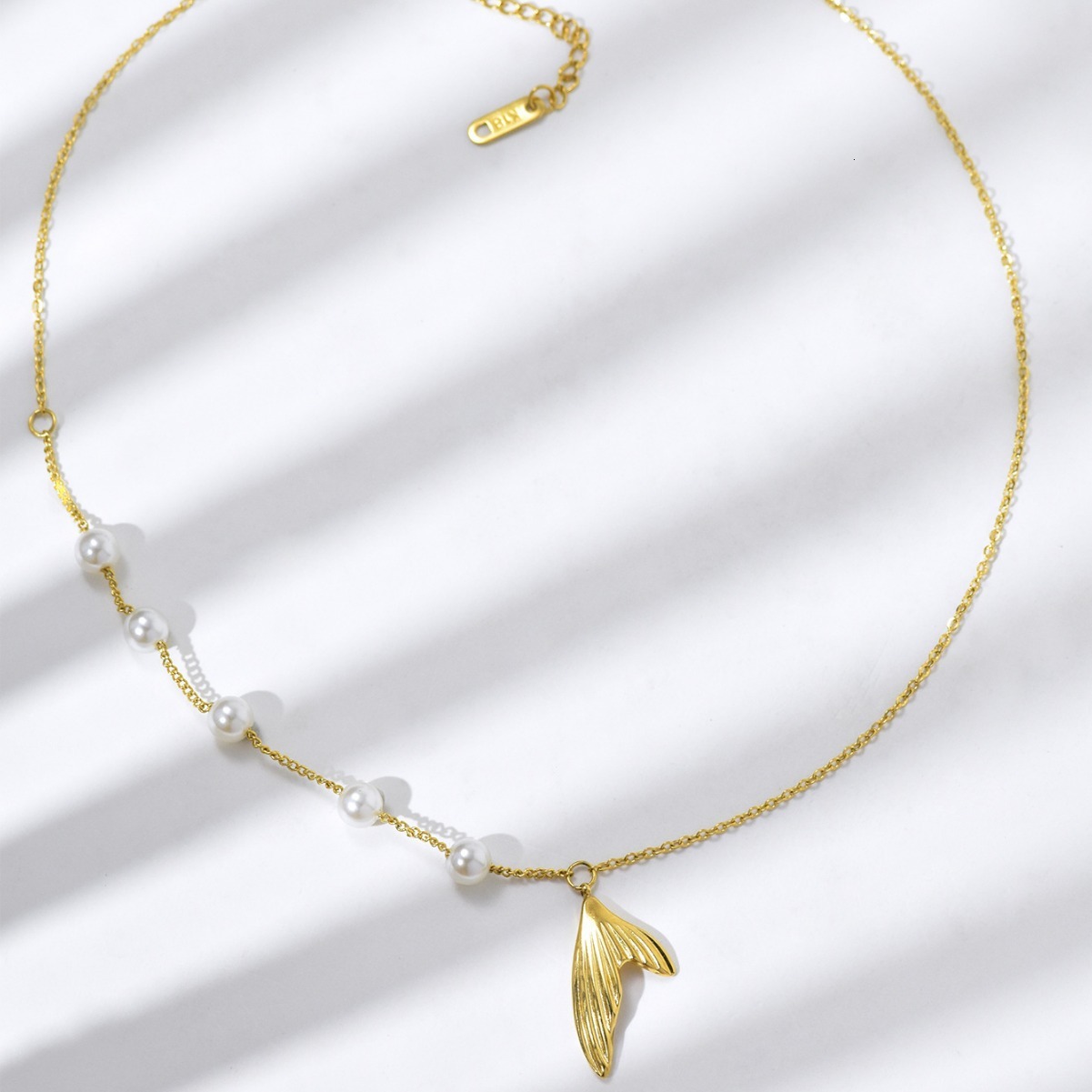 Light Style Pearl Fish Tail Necklace for Women Design High-end Titanium Steel Non-fading Jewelry