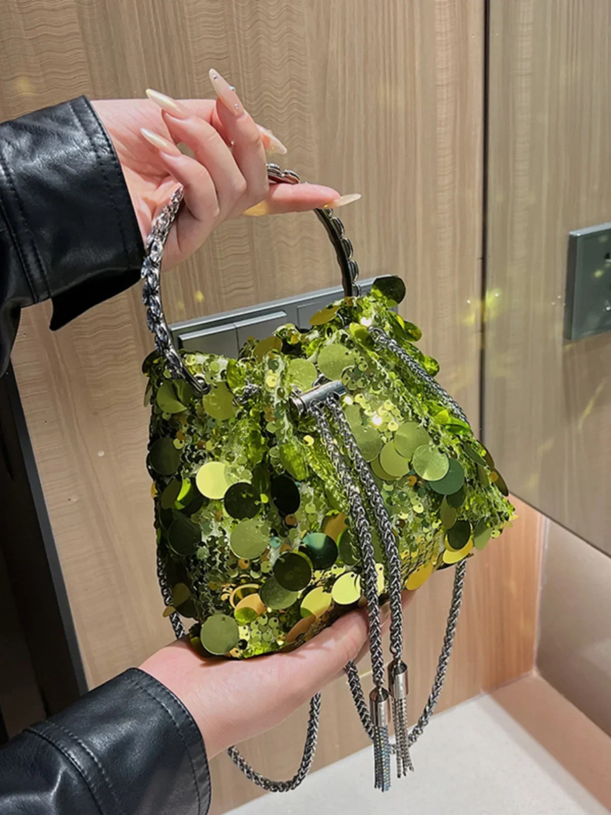 Womens Bag Light Luxury Sequin Chain Tassel Bucket Handbags Temperament Versatile Single Shoulder Crossbody Bags Birthday Gift 250614