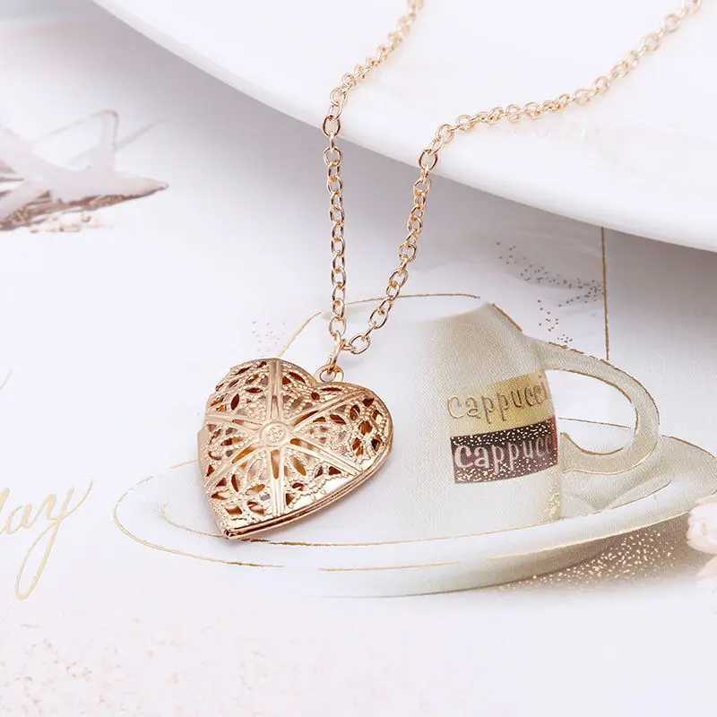 Sweet Peach Heart Chain Necklace for Women Hollow Engraved Opening and Closing Heart Shed Photo Box Pendant Collar W250616