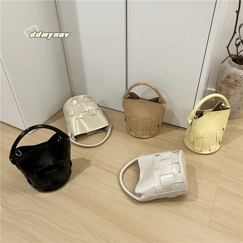This Season 2025 New Textured Niche Woven Bucket Handheld Versatile Shoulder Crossbody Bag ddmynov