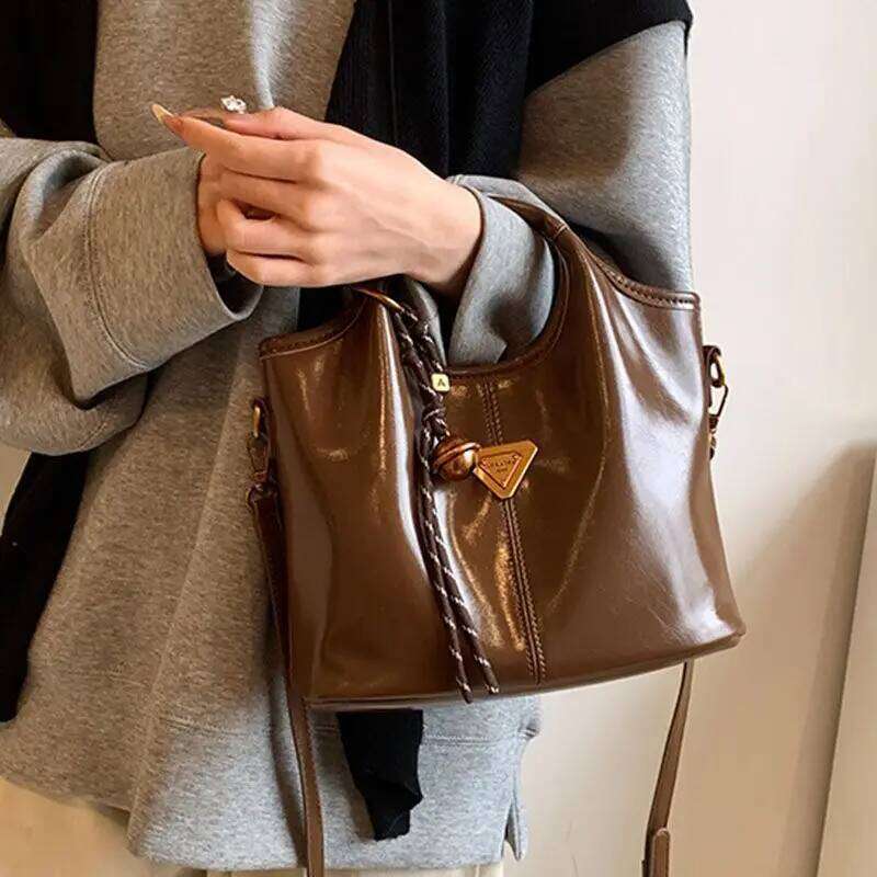 Fashionable hand-held oil wax leather small square for women, Korean version Instagram trend, versatile single-shoulder bag