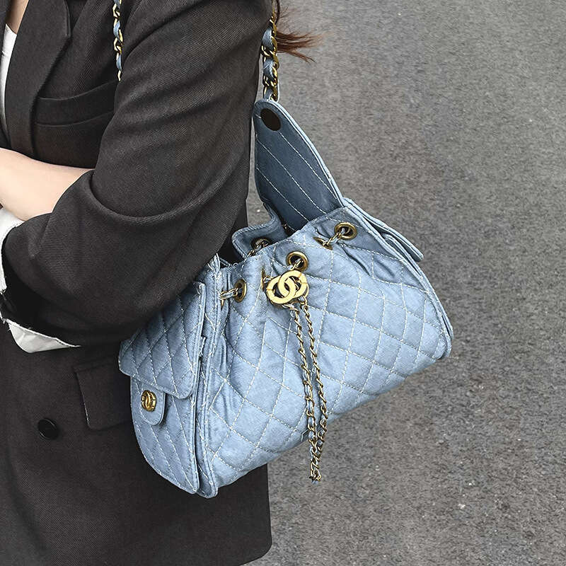High-End Commuter Shoulder Underarm for Women 2025 New Large Capacity Quilted Bucket Fashion Tote Bag