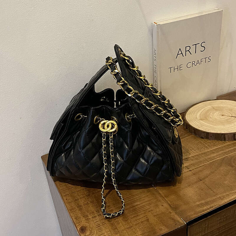 High-End Commuter Shoulder Underarm for Women 2025 New Large Capacity Quilted Bucket Fashion Tote Bag