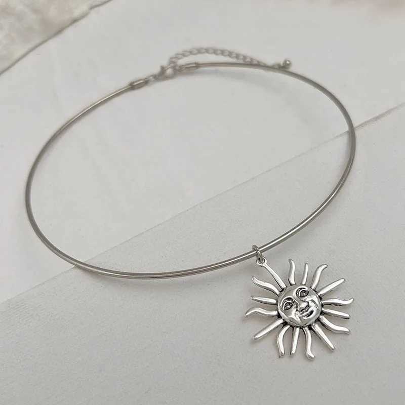 Vintage Smooth Golden Metal Thin Choker Necklace for Women New Sun Pendant Necklace Torques Summer Neck Chain Jewelry W250616