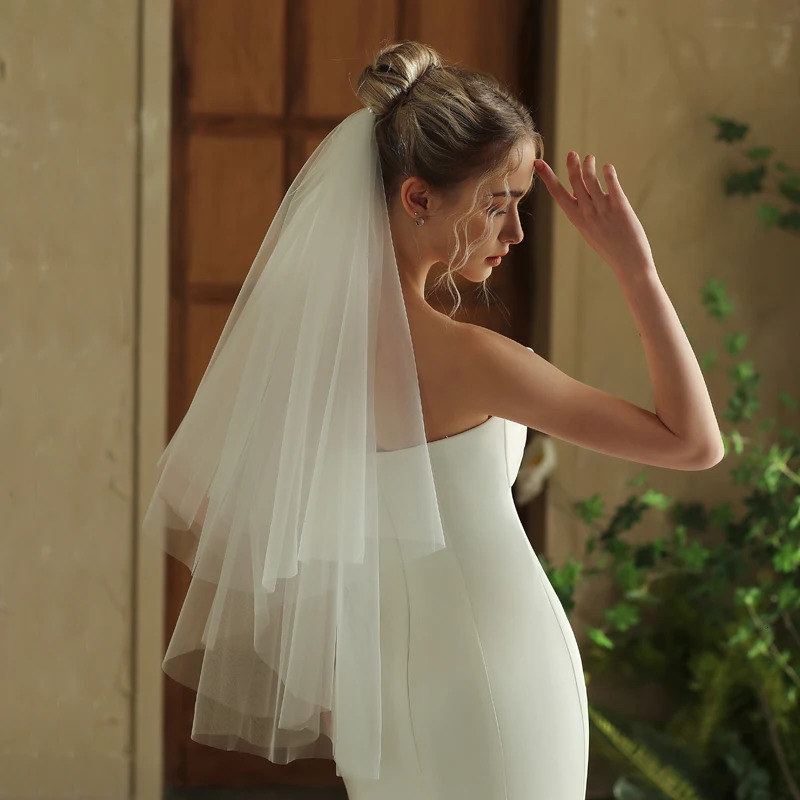 V380 Double Layer White Short Bridal Veil Simple Pearl Hair Comb Wedding Dress Accessories 250610